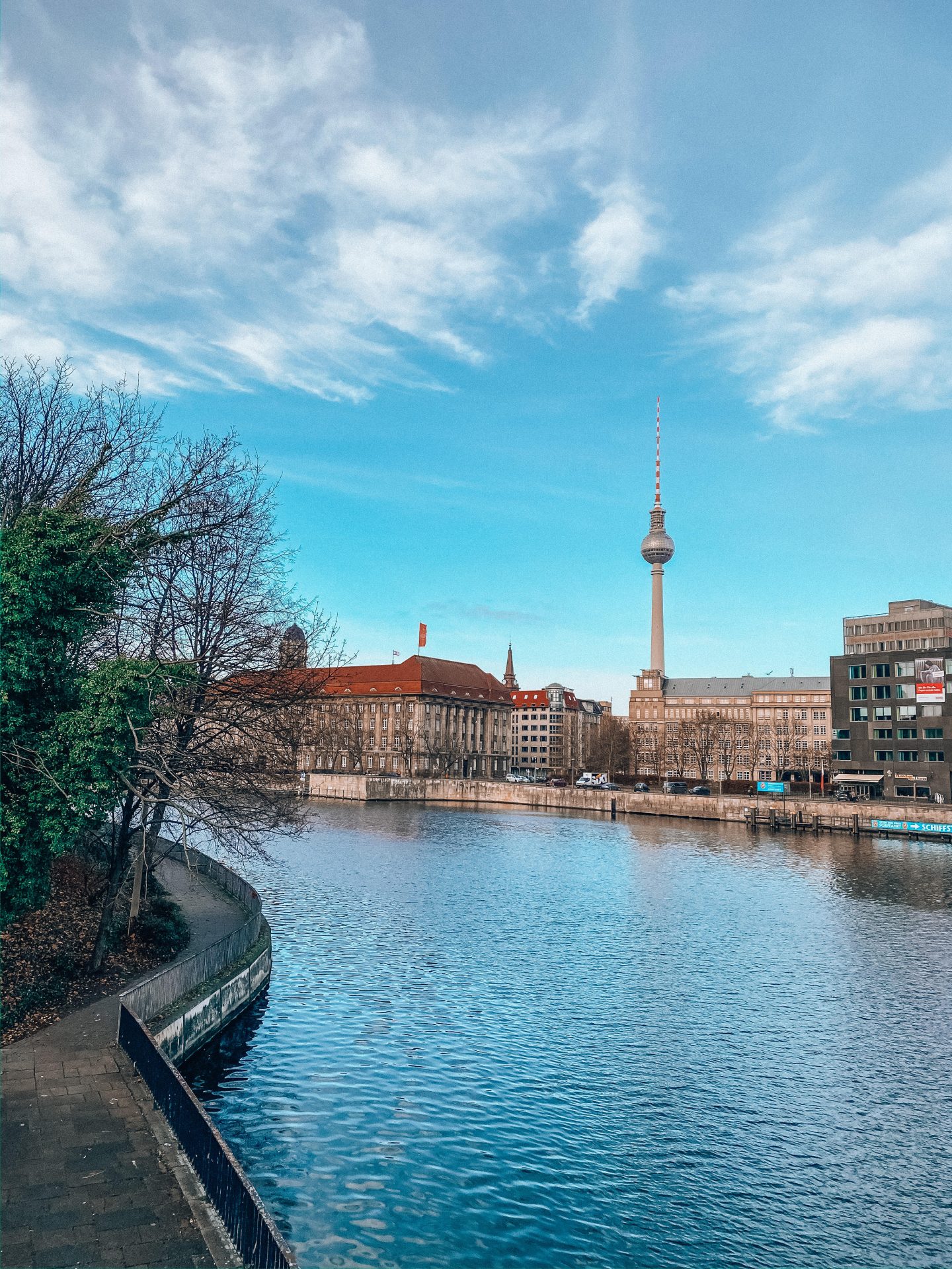 découvrez les incontournables d'un week-end à berlin : des sites historiques emblématiques, des restaurants tendance, et une vie nocturne dynamique, pour une escapade inoubliable dans la capitale allemande.