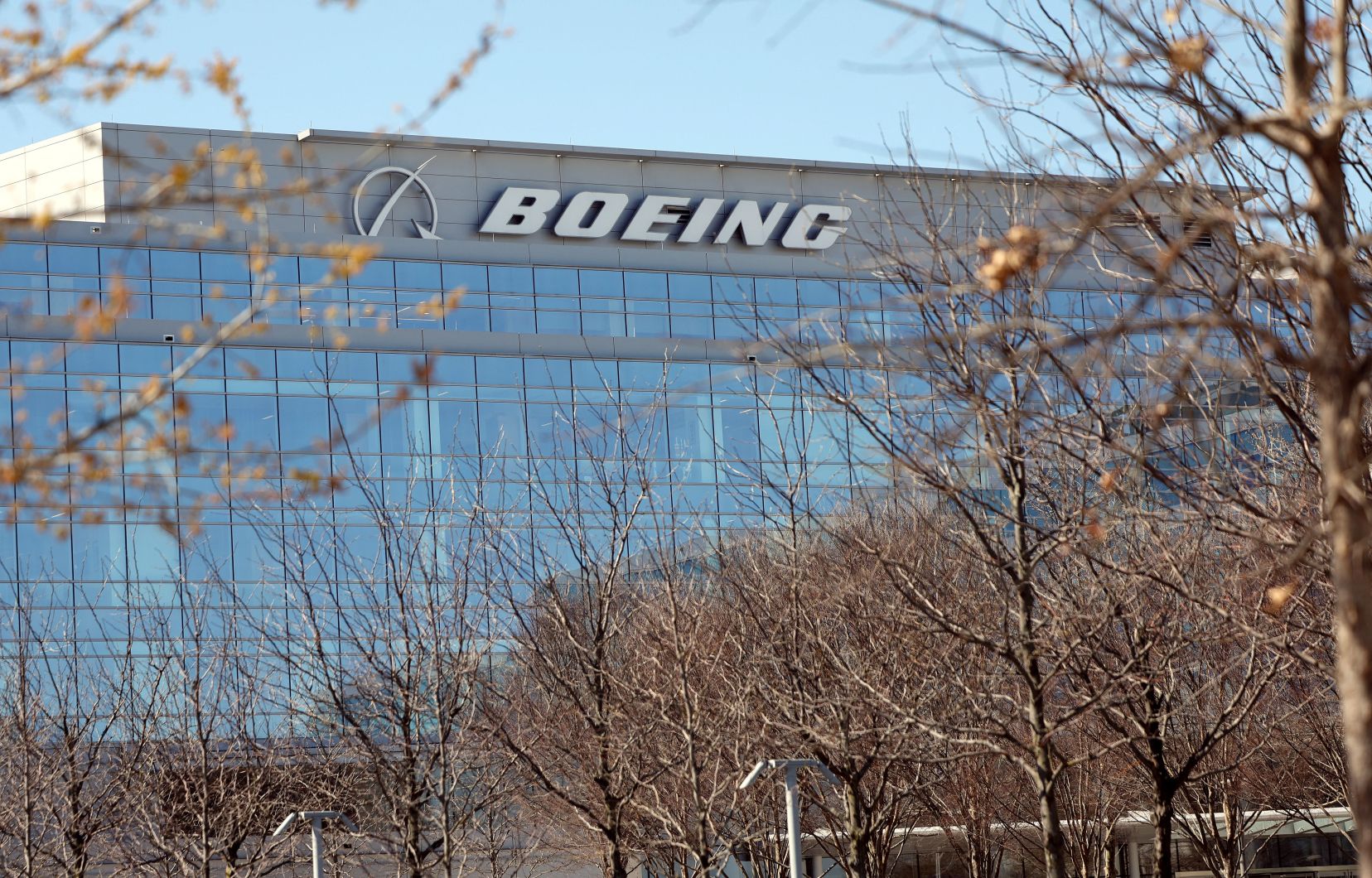 découvrez les dernières actualités sur les licenciements chez boeing, un sujet qui soulève des préoccupations tant économiques que sociales. analysez les impacts sur l'industrie aéronautique et les employés touchés par cette décision.