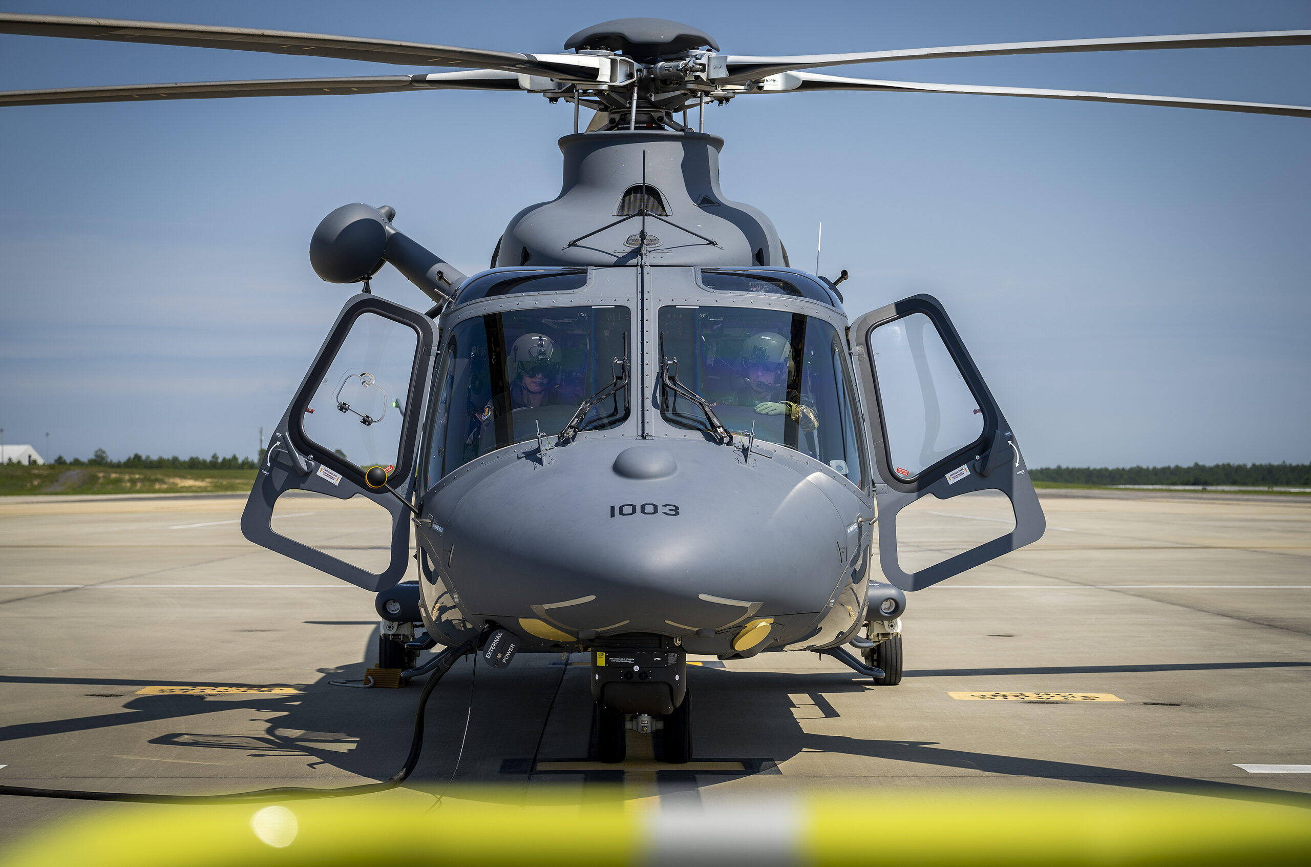 découvrez le mh-139a grey wolf, l'hélicoptère polyvalent conçu pour les missions de sécurité nationale. performances inégalées, technologies avancées et capacité de transport optimales pour répondre aux défis modernes.