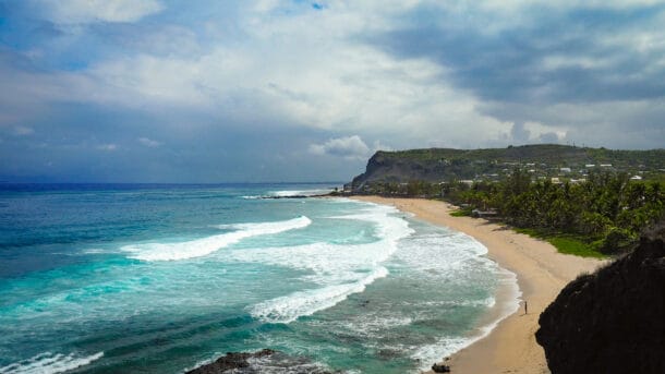 découvrez les plages envoûtantes de la réunion, où sable doré et eaux turquoise s'entrelacent. profitez d'activités balnéaires, de paysages à couper le souffle et d'une nature préservée. parfait pour les amoureux de la mer et les aventuriers en quête d'évasion.