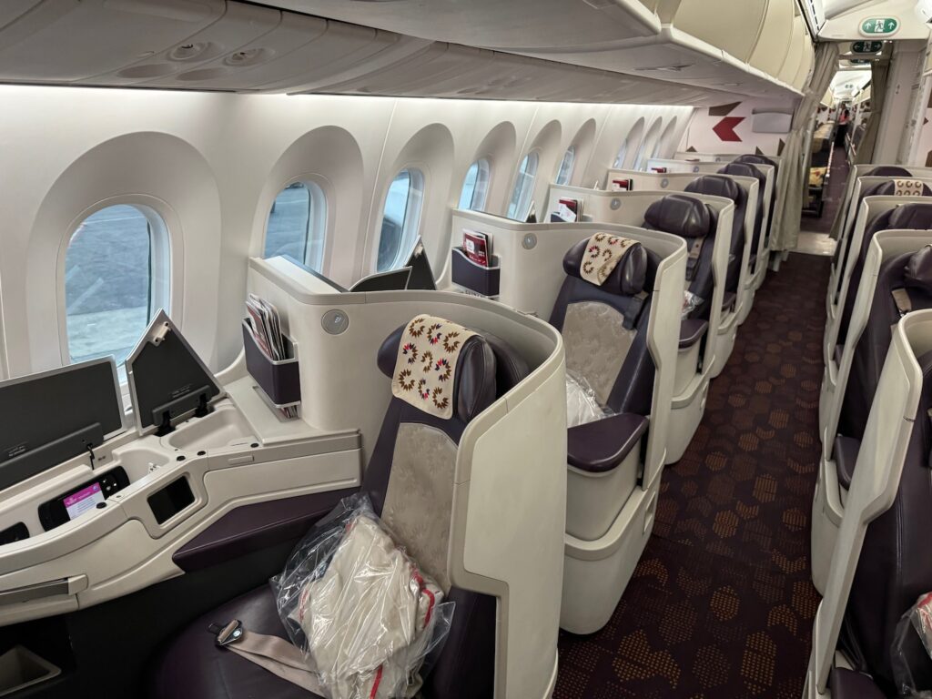 découvrez le deuxième boeing 787-9 de royal air maroc, un bijou de modernité et de confort qui révolutionne l'expérience de voyage. explorez les caractéristiques innovantes de cet aéronef et profitez d'une aventure aérienne inoubliable vers des destinations de rêve.