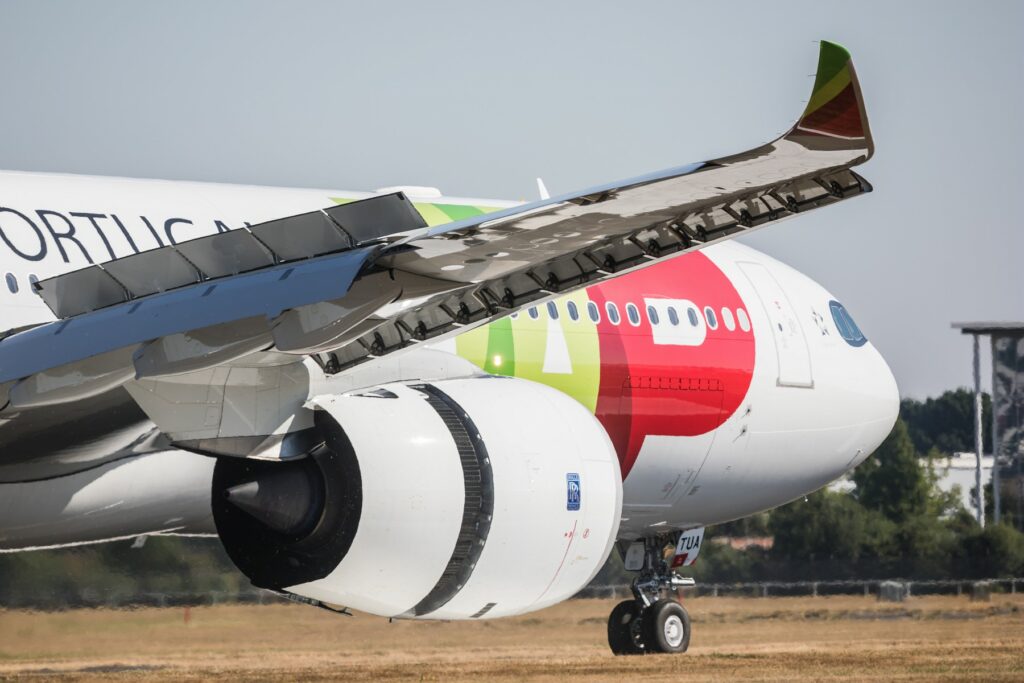 découvrez l'airbus a330-900, maintenant en service commercial en malaisie. cet avion moderne allie confort, efficacité et technologie de pointe, offrant une expérience de voyage inégalée aux passagers malaisiens et internationaux.