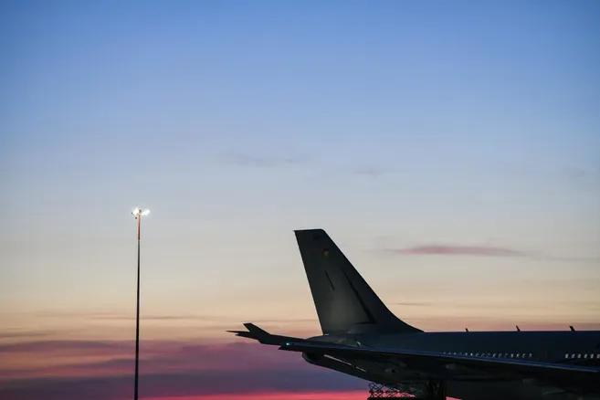 découvrez les enjeux autour de l'opposition aux réductions d'effectifs chez airbus toulouse. analyse des impacts socio-économiques et des réactions des employés face aux décisions d'ajustement de personnel dans un secteur aéronautique en pleine mutation.