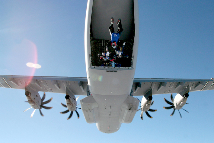 découvrez les capacités impressionnantes du largage aérien avec l'a400m, un avion de transport tactique moderne. apprenez-en plus sur ses spécificités techniques, ses missions humanitaires et militaires, et comment il redéfinit la logistique aérienne.