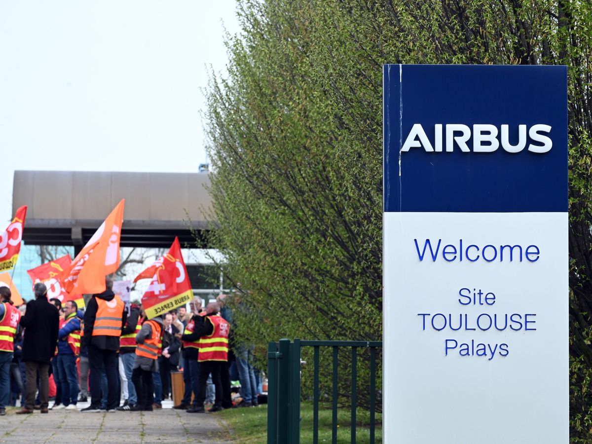 découvrez les récentes tensions à toulouse concernant airbus, où les syndicats s'opposent fermement aux réductions d'effectifs. analyse des enjeux et des impacts de ces décisions sur les employés et l'industrie aéronautique.