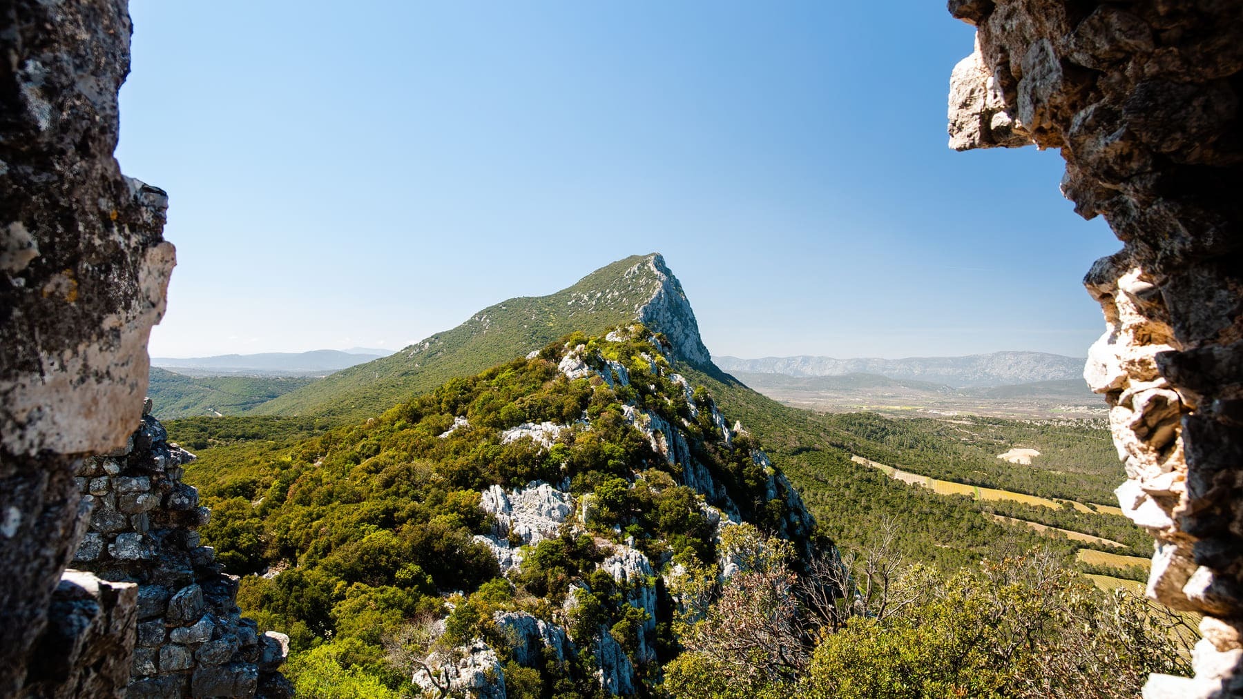 découvrez l'excitation du 'duel aérien pic saint-loup', un événement captivant où les pilotes s'affrontent dans des batailles aériennes époustouflantes au-dessus des paysages magnifiques du pic saint-loup. ne manquez pas cette expérience unique mêlant adrénaline et panoramas à couper le souffle.