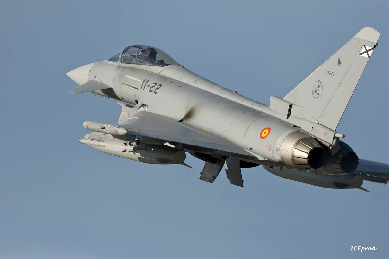 découvrez l'avancée de l'espagne dans le domaine militaire avec l'intégration de l'eurofighter dans sa flotte aérienne. explorez les caractéristiques, les capacités et l'impact stratégique de cet avion de chasse moderne sur la défense espagnole.