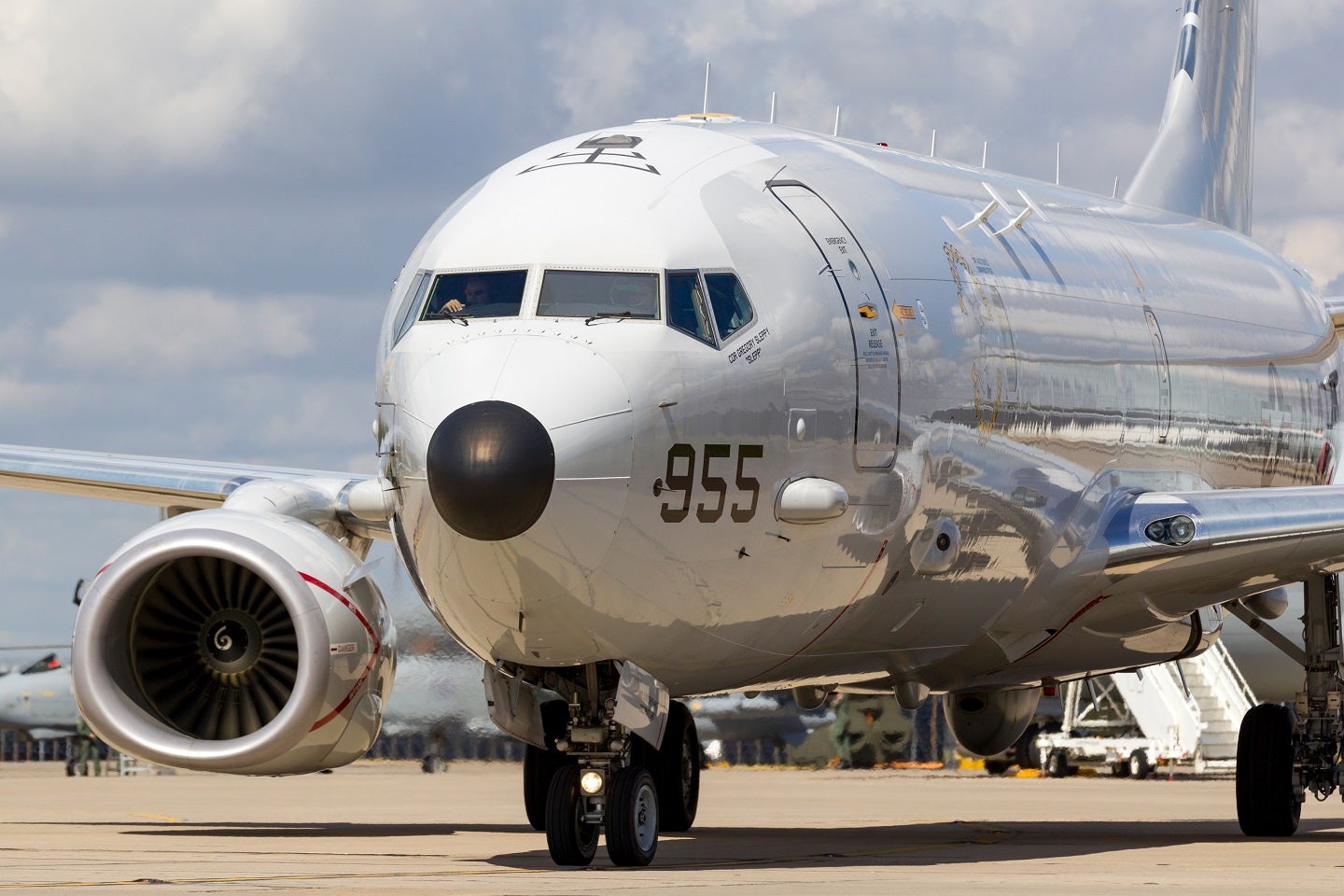 découvrez le boeing p-8a, l'avion de patrouille maritime de pointe de la france, conçu pour des missions de surveillance et de reconnaissance. explorez ses caractéristiques techniques et son rôle crucial dans la défense maritime.