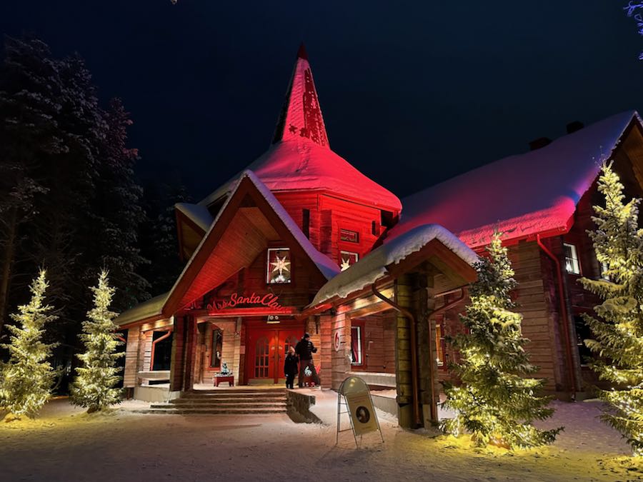 découvrez la magie de la laponie, le pays du père noël ! plongez dans un monde féérique avec des paysages enneigés, des rennes majestueux et des traditions hivernales uniques. parfait pour des vacances en famille inoubliables.