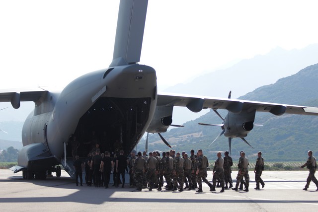 découvrez les spécificités et les capacités du largage aérien avec l'a400m, l'avion de transport militaire polyvalent, adapté aux missions de logistique et d'intervention, et apprenez comment il révolutionne les opérations militaires modernes.