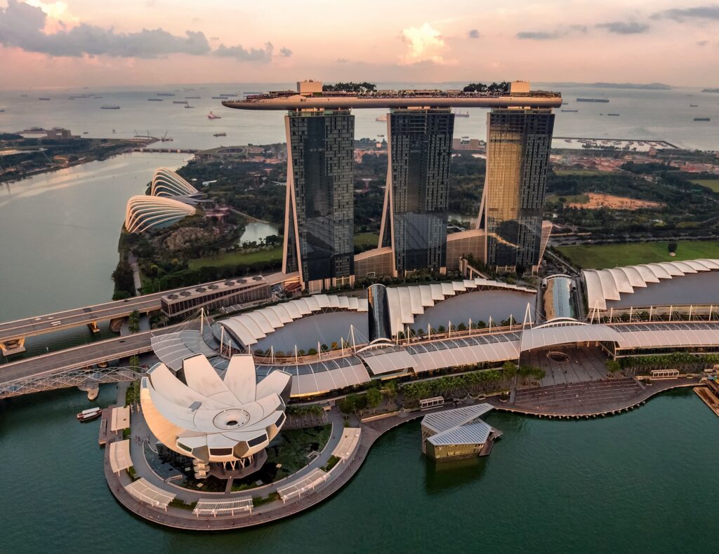 découvrez les meilleures activités et sites incontournables à singapour. explorez des attractions fascinantes, des expériences culturelles uniques et des trésors cachés qui font de cette ville-état une destination à ne pas manquer. plongez dans l'effervescence de singapour et préparez votre voyage avec notre guide complet.