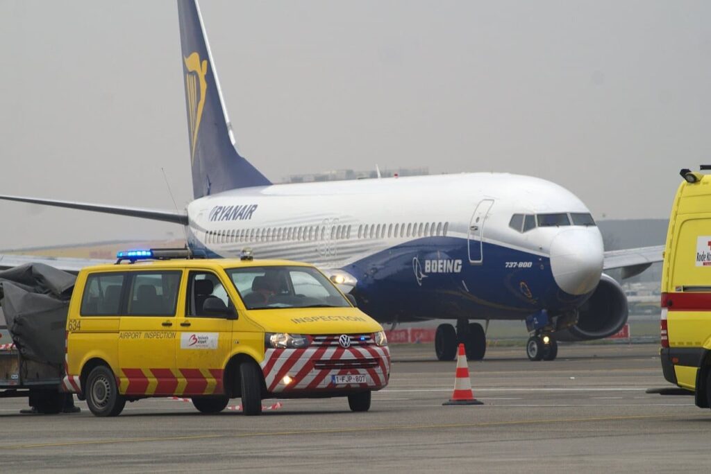 découvrez les détails de l'incident survenu à l'aéroport de bruxelles impliquant un boeing 737. analyse des circonstances, des réactions des autorités et des implications pour les voyageurs.