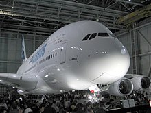 découvrez l'airbus a380, le célèbre avion de ligne à double étage, qui révolutionne le transport aérien avec son confort inégalé et sa capacité impressionnante. apprenez-en davantage sur ses caractéristiques techniques, son histoire et son impact sur l'aviation moderne.