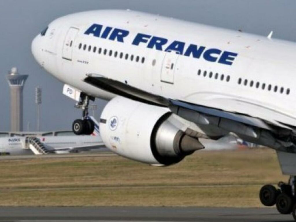 découvrez les détails de l'incident survenu lors du vol paris-barcelone d'air france. informez-vous sur les circonstances et les mesures prises par la compagnie aérienne pour assurer la sécurité de ses passagers.