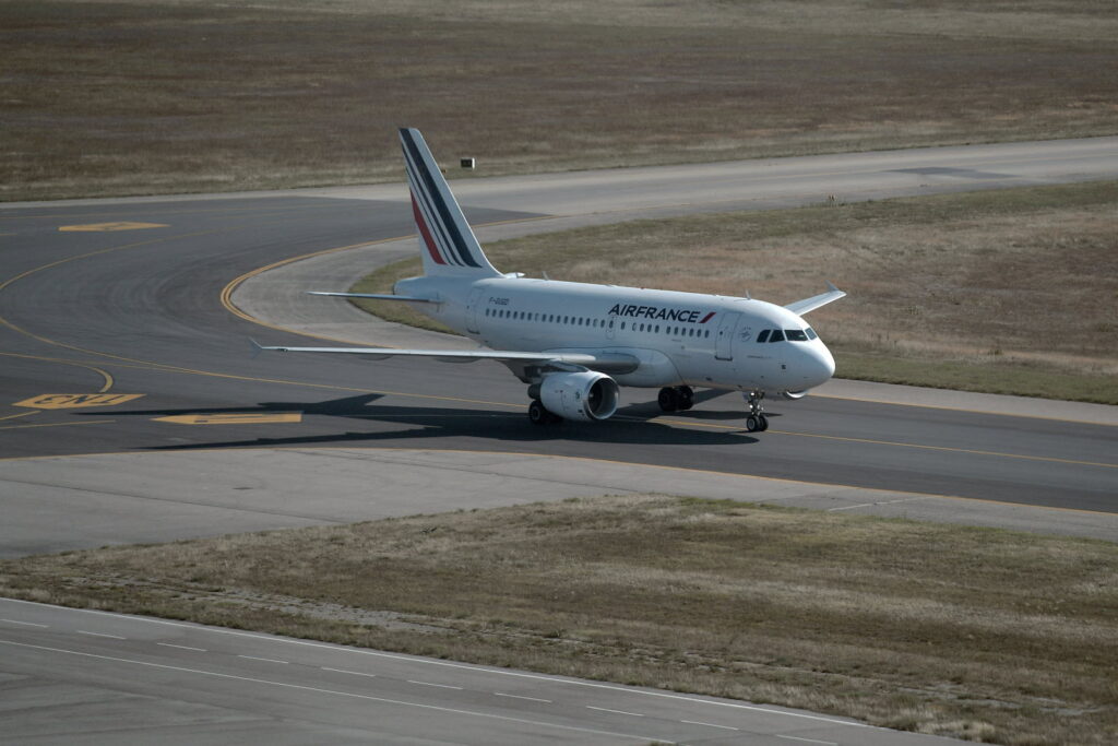 découvrez les procédures et protocoles associés à un atterrissage d'urgence sur l'airbus a318. apprenez comment les pilotes gèrent ces situations critiques pour assurer la sécurité des passagers et de l'équipage.