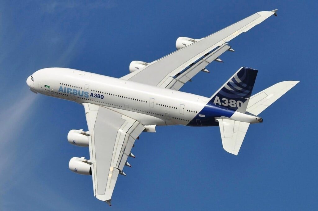 découvrez l'airbus a380 à saint-nazaire, un joyau de l'aviation moderne. plongez dans l'univers fascinant de la construction aéronautique et explorez les dessous de ce géant des cieux, symbole d'innovation et de savoir-faire. ne manquez pas cette expérience unique au cœur de la fabrication aérienne.