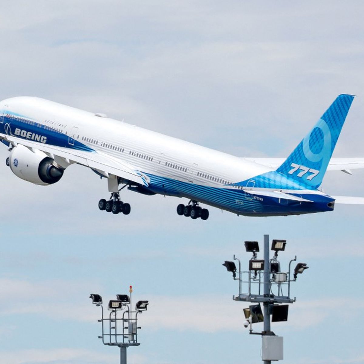 découvrez les essais du boeing 777x, le dernier né de la famille des avions long-courrier. plongez dans les performances, innovations technologiques et avantages écologiques de cet appareil révolutionnaire qui redéfinit l'expérience de vol.