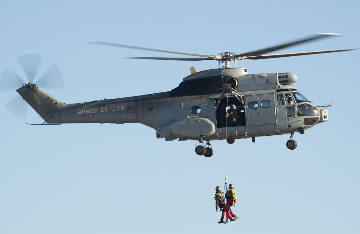 découvrez la livraison de deux hélicoptères h225m, un moment clé pour renforcer les capacités aériennes. suivez les détails de cette opération stratégique qui promet de nouvelles perspectives pour la mobilité aérienne.