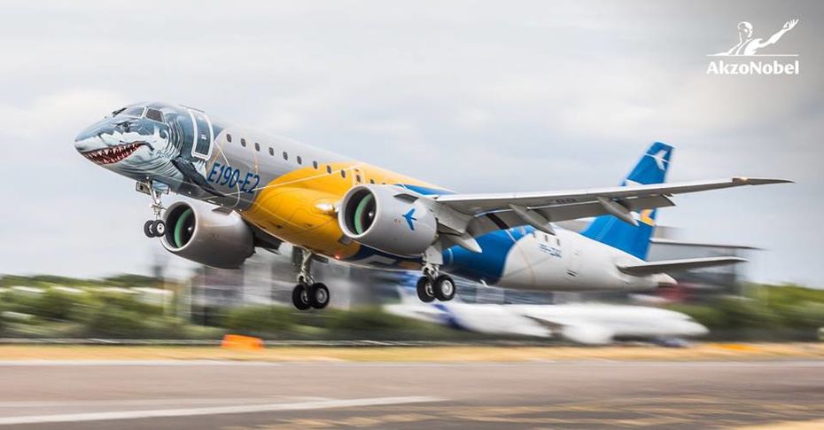 découvrez la fascinante peinture représentant un requin, emblème unique de japan airlines. plongez dans l’univers artistique qui allie culture nippone et passion pour l'aviation, à travers une œuvre captivante qui attire l'œil et inspire l'aventure.