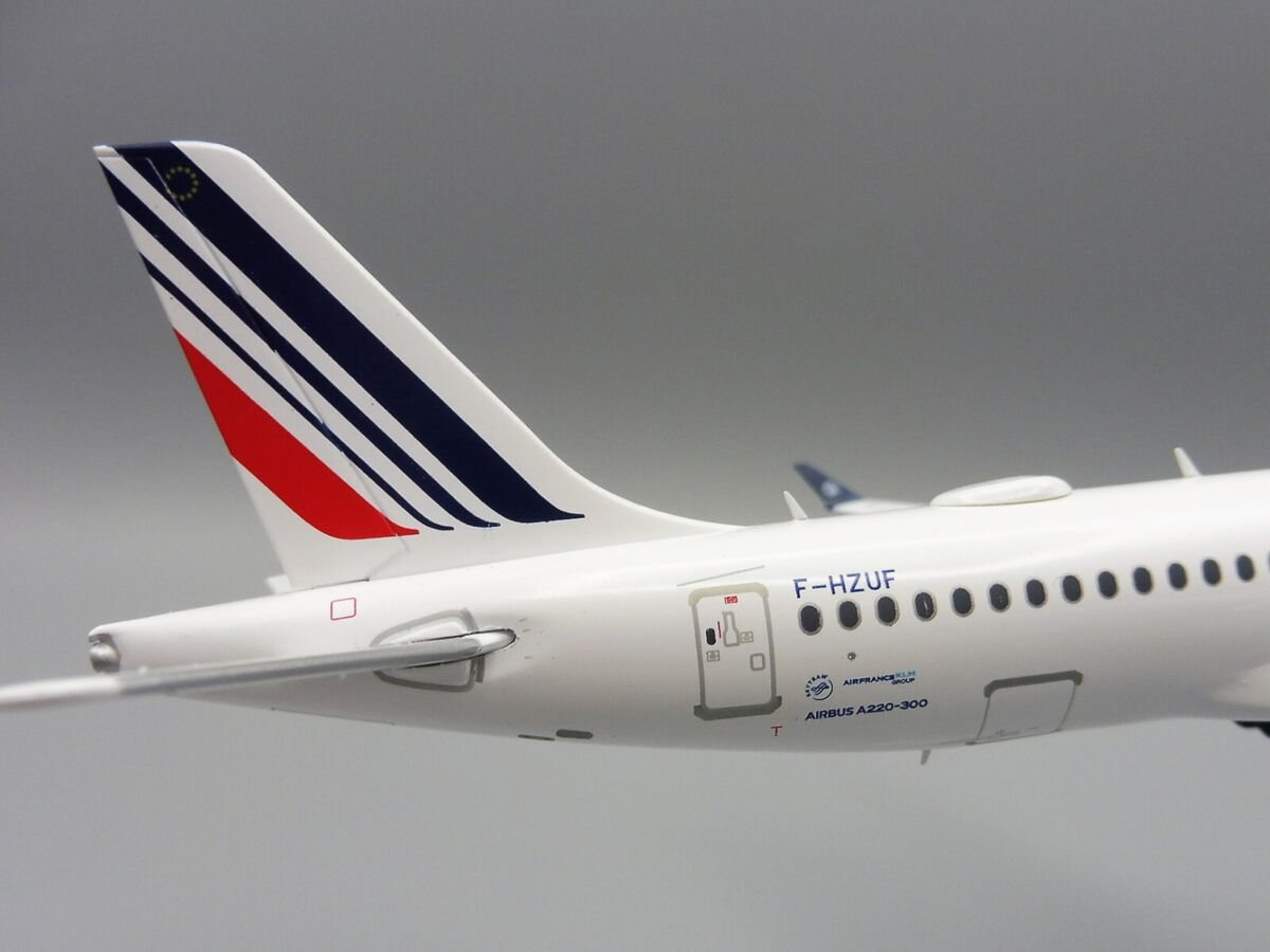 découvrez la maquette de l'airbus a220, un chef-d'œuvre de l'ingénierie aéronautique. cette présentation met en avant les caractéristiques uniques, le design innovant et les performances impressionnantes de cet avion moderne. parfait pour les passionnés d'aviation et les amateurs de modèles réduits.